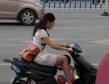gif搞笑趣图这是要入地的节奏吗,但是这个舞技真是厉害到家了
