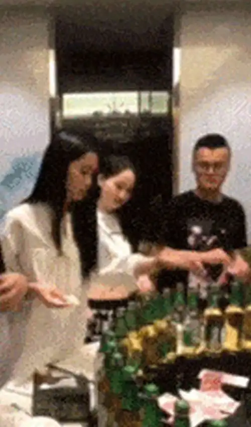 搞笑gif图片笑话段子富二代同事请喝酒,谁喝光一瓶就给100块
