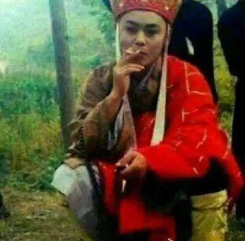 演员休息时都在干嘛唐僧躲在树林抽烟,在看杨紫我却可以笑一天
