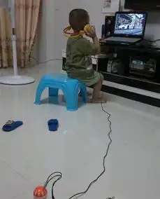 搞笑gif趣图妹子,穿着这么靓丽的衣服出门,难道是去和男朋友约会
