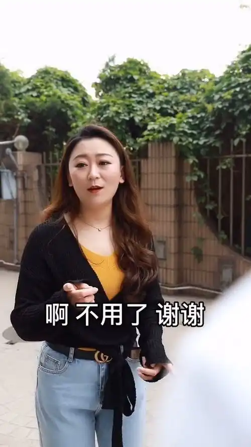 男子每天在楼下等待美女,还送美女回家,真相令人爆笑
