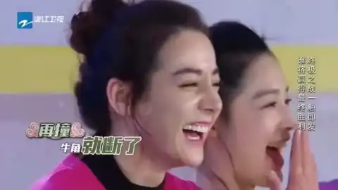 奔跑吧兄弟李晨郑恺扛着美女在水里撕名牌,美女撕的很激烈,这
