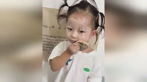 臭美小女孩为自己化妆妈妈好气又好笑

