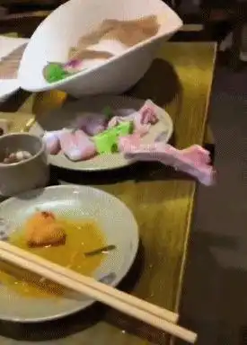搞笑趣图哥们,手机烂了贴个创可贴管用吗
