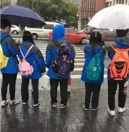 搞笑中间的同学还真幸运了,太阳独宠你一个啊
