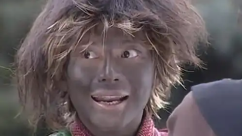 传奇哼奇奇乔装打扮成要饭的进城,成功混入城中,真是太搞笑了
