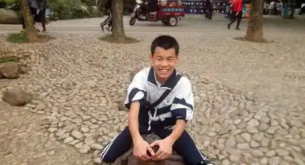 搞笑图片第一眼把膝盖上的淤青看成了

