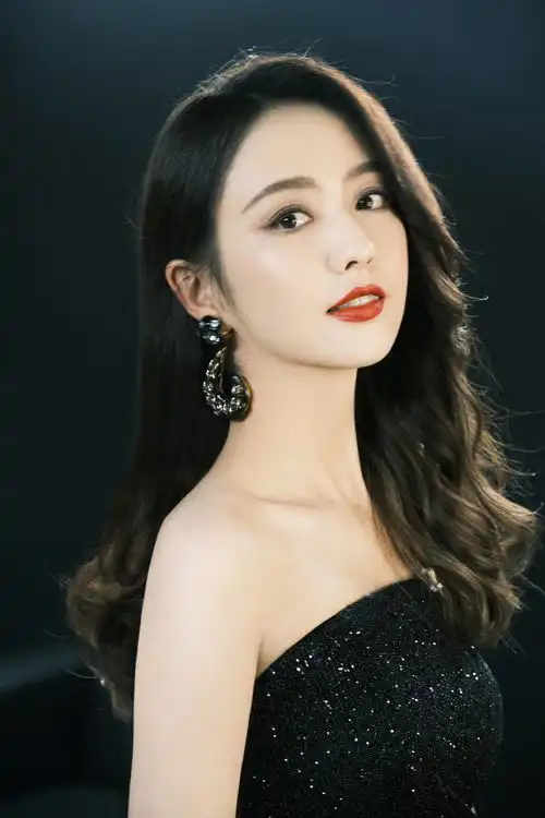 佟丽娅一袭黑色开叉鱼尾裙搭配微卷长发婉约大气
