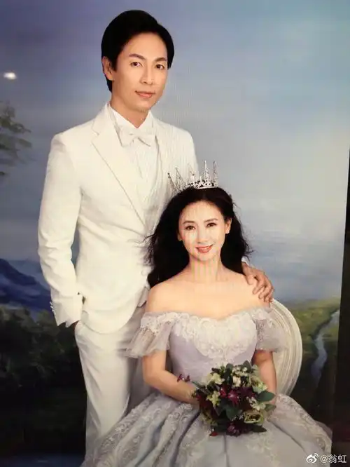 组图翁虹晒婚纱旧照庆祝结婚15周年设计水晶花蛋糕心意满满
