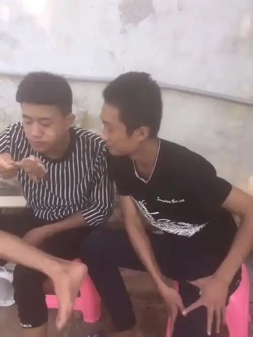爆笑兄弟这鸡腿的味道是不是很香
