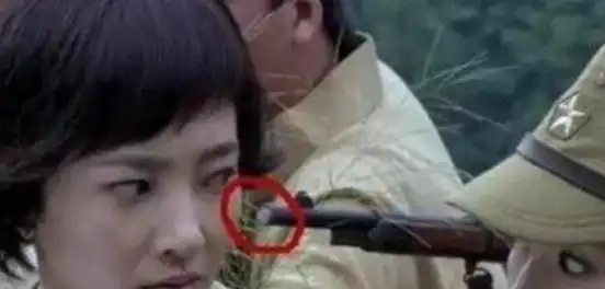笑到肚子痛的穿帮镜头,看一次笑一次打仗前还用口红补妆,奇葩
