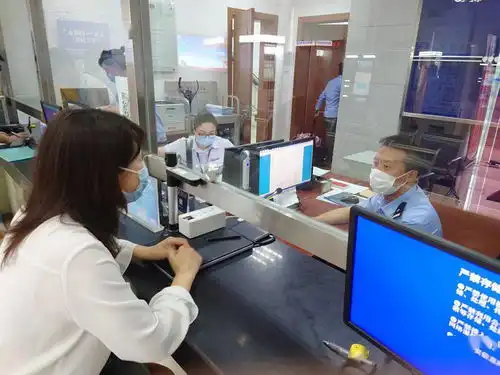 女子为何多次来办落户每次都说材料没带齐民警循循善诱真诚相助为其成功办理
