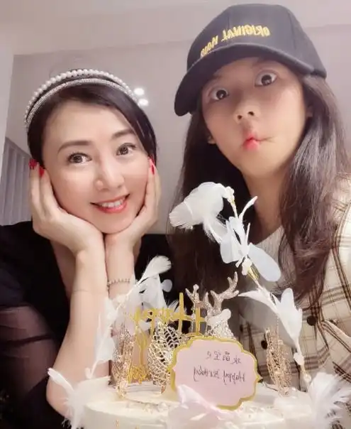 翁虹晒全家福为女儿庆生,14岁水晶长相超像爸爸,戴耳钉很有个性
