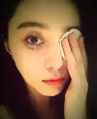 范冰冰自曝素颜照变熊猫眼自称五分钟卸妆新闻频道
