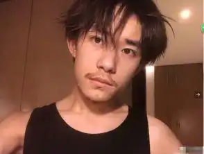 蔡徐坤被嘲模仿易烊千玺,看到对比照片后,网友碰巧而已吧
