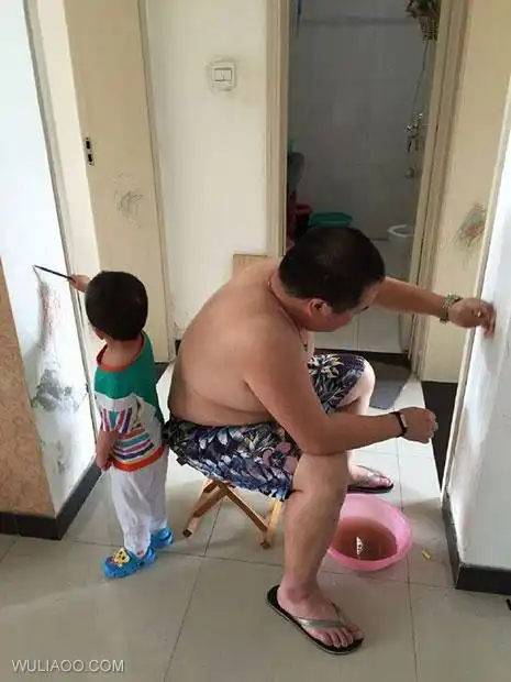 我发现画了这条黄线之后,主人看我的眼神越来越奇怪了
