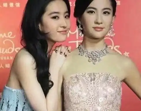 众女星遇见自己的蜡像,赵丽颖搞笑了,李冰冰都笑抽了
