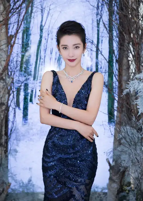 李冰冰出席某高奢珠宝派对深蓝色尊贵造型演绎奢华魅力
