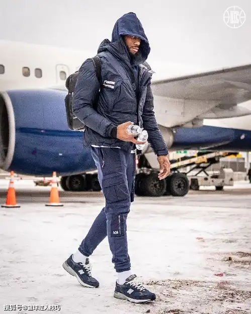 nba巨人手上的矿泉水,看照片大手尺寸夸张奥胖喝水如喝口服液
