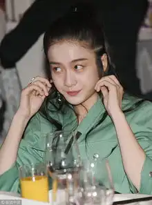 张雪迎一袭绿衣低头吃菜贡献搞怪表情包
