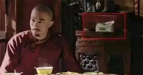 让人爆笑的影视穿帮,皇上书桌上有西餐盒,最后一个太无奈
