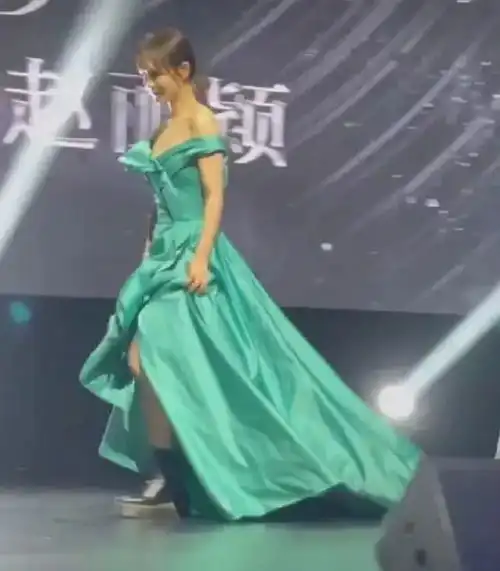 杨紫礼服裙下配马丁靴健步如飞下台阶,好机灵
