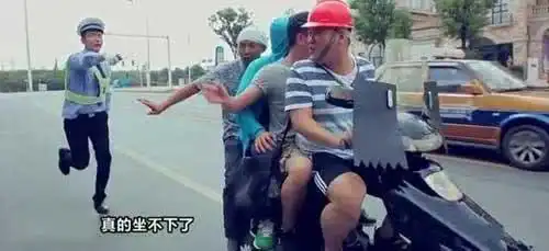 恶搞趣图图三睡姿亮了,图六摩托车太难了
