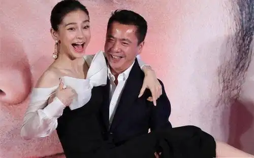 他为救公司卖掉2.2亿豪宅,女儿却在晒价值5万豪包,网友心真大
