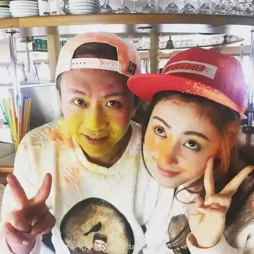 张天爱晒与跑男搞怪自拍baby甜美热巴有些胖了
