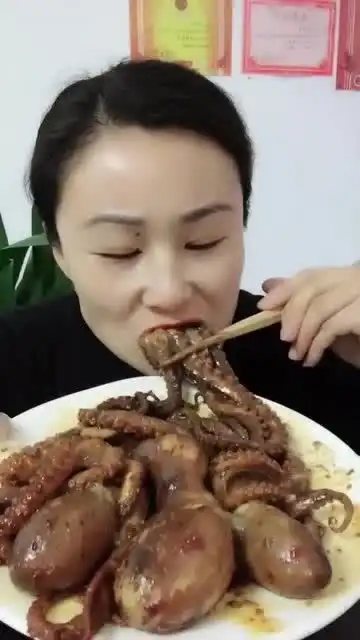 爱吃八爪鱼的大妹子,顿顿红烧大爆头,网友养不起啊
