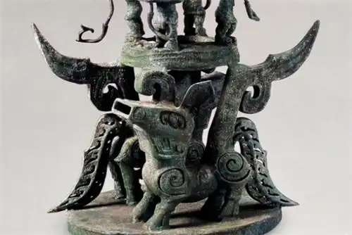三星堆出土一尊土兽首冠人像,头上戴了个帽子,是蜚蠊兽模样
