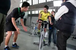 阳光帅哥阮经天拍摄广告表情多变很搞怪
