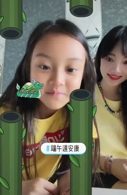 李小璐与女儿过端午,甜馨披长发小v脸,玩输游戏搞怪龇牙扭头走
