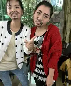 一言不合就发火,两个闺蜜估计懵逼了
