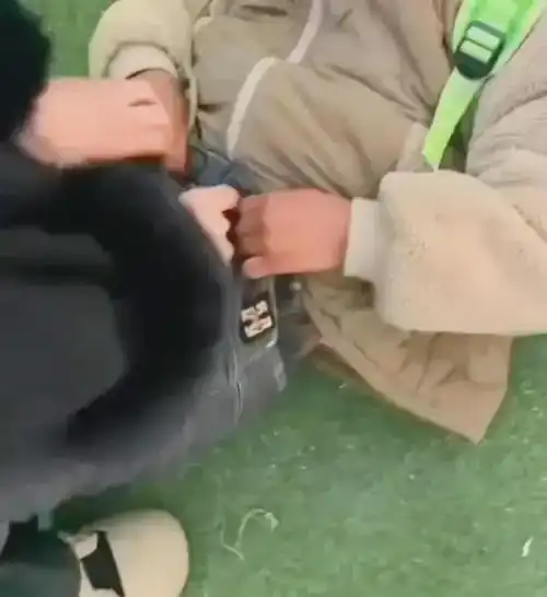 河南打人幼师被曝光,家长报警后续结果来了,孩子下跪哭喊我错了
