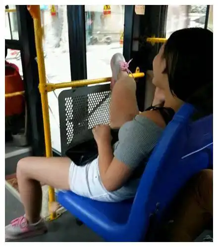 搞笑图片幽默段子笑话你们两个的衣服可真有个性啊,厉害哦
