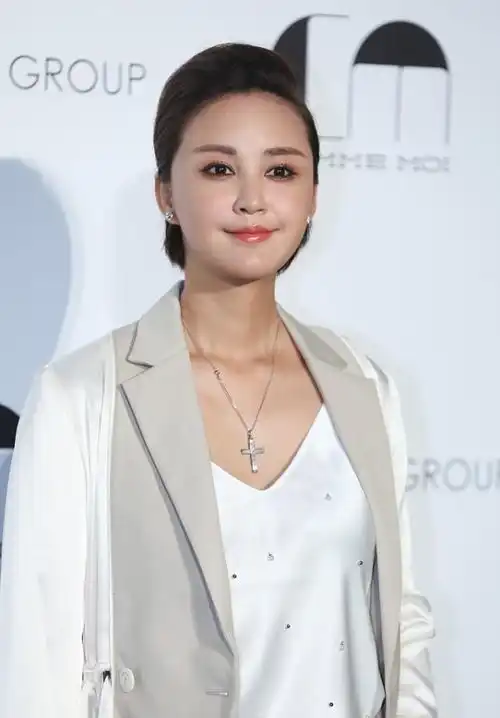 张歆艺好适合女强人角色,穿拼色西装干练大方,短发看着好清爽
