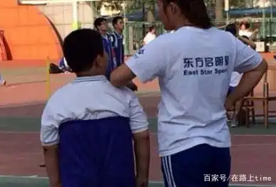 搞笑gif图父亲给医生说儿子觉得自己是母鸡,已经有半年了
