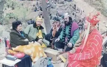 老版西游记幕后珍贵照片,穿军装的如来佛,八戒给悟空拍照
