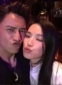 陈坤发文为舒淇庆生二人嘟嘴合照搞怪不停
