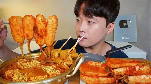 火鸡面配香肠,萝卜泡菜,吃相太馋人了

