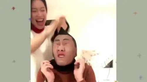 搞笑网友的沙雕时刻美女隔着屏幕我感觉到有味了
