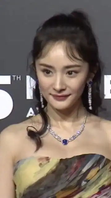 杨幂清凉打扮走红毯太美了,冷得话都不愿意多说了
