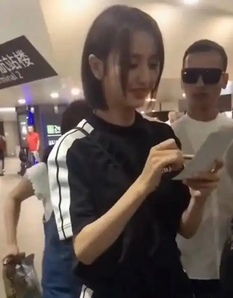 佟丽娅遭遇假粉丝,拿着别人照片让她签名,她的反应超搞笑
