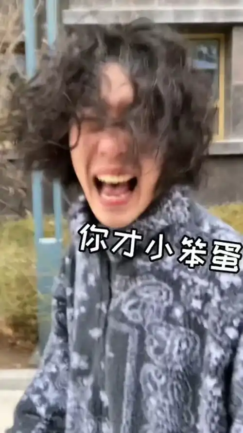 为什么所有人,在打电话的时候,你给她什么东西她都会接过来迷惑行为大赏搞笑逗比
