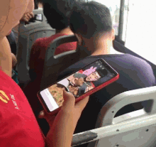 搞笑gif图公交车上看个直播,差点把大妈馋坏
