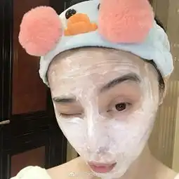 江疏影拿面膜敷脚,这是什么操作
