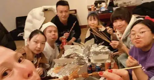 蔡少芬与员工深夜吃烧烤,素颜出镜艳压众人

