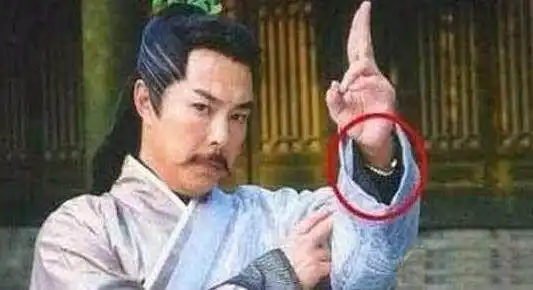 让人令人哭笑不得的穿帮镜头,网友道具组你们是来搞笑的吗
