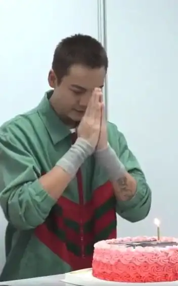 组图黄景瑜送恶搞蛋糕为陈伟霆庆生祝其屁股不再抽筋

